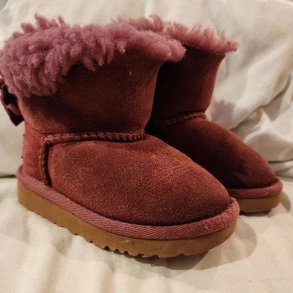 Burgundy size 6 toddler uggs bow on Back - Picture 2 of 3